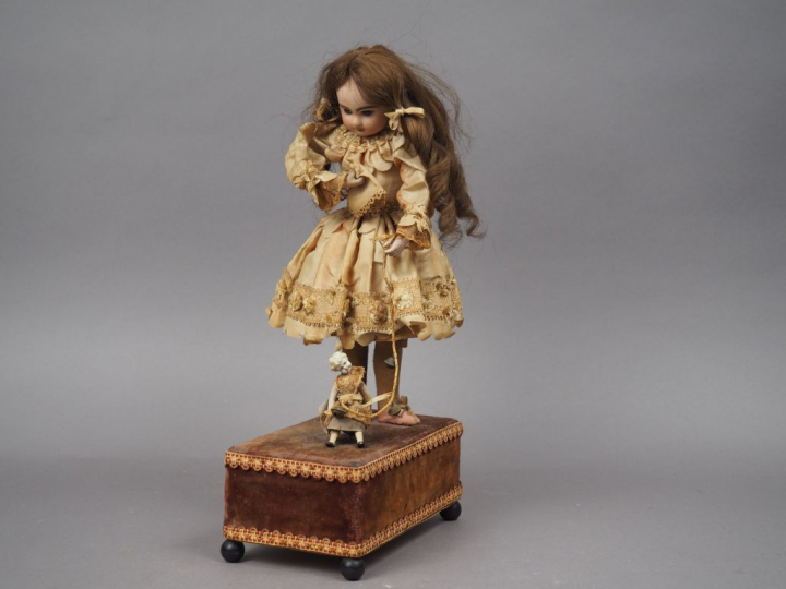 Automate RENOU. "Petite fille à la poupée cassée". Vêtements et perruq