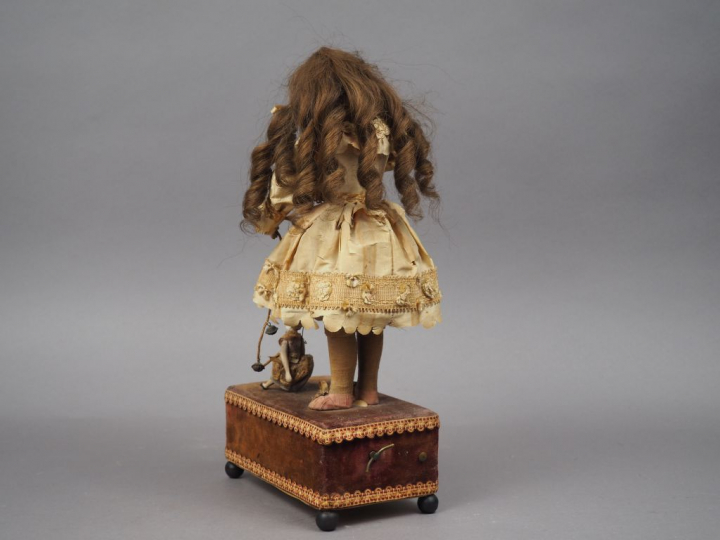 Automate RENOU. "Petite fille à la poupée cassée". Vêtements et perruq