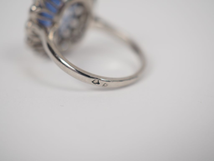 Bague marguerite en platine, ornée en son centre d'un saphir entouré d