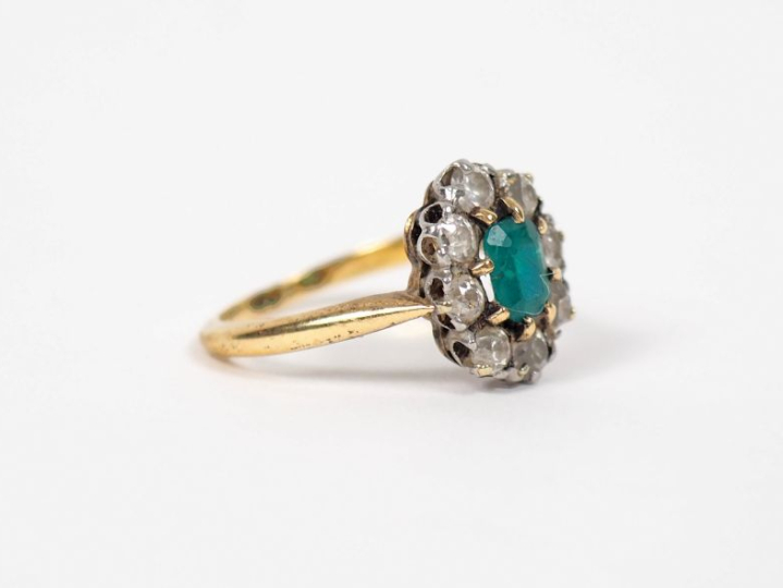 Bague marguerite en or jaune, ornée d’une émeraude entourée de huit di