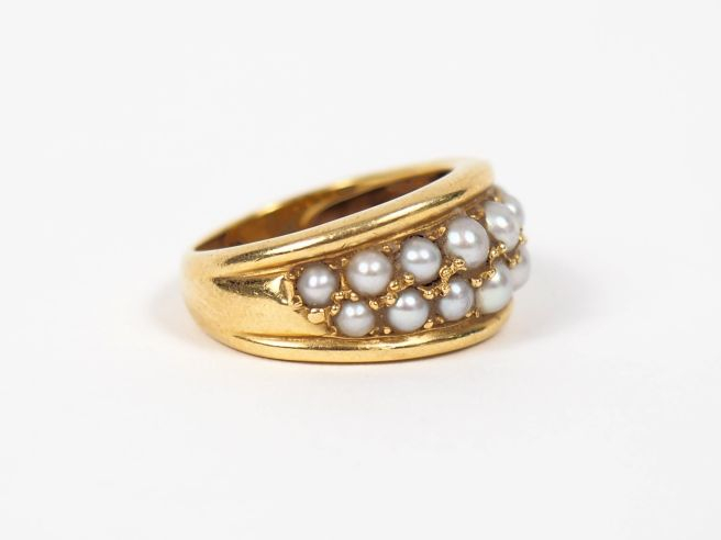 Bague jonc en or jaune, à décor de deux rangs de perles. TDD. 50 Poids