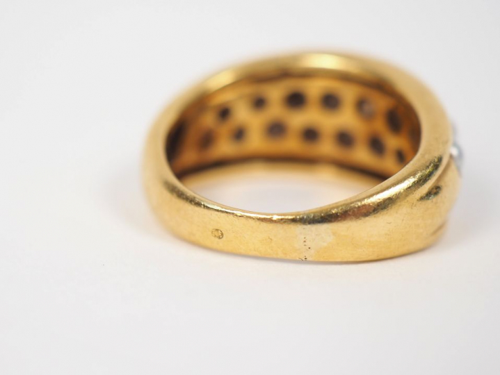 Bague jonc en or jaune, à décor de deux rangs de perles. TDD. 50 Poids