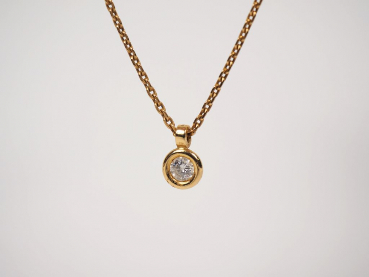 Pendentif or jaune et diamant avec chaine en or jaune. Poids tel. 7,78