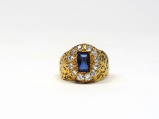 Vente aux enchères Bague en or jaune 14k, ornée d'un saphir entouré de douze petits diama