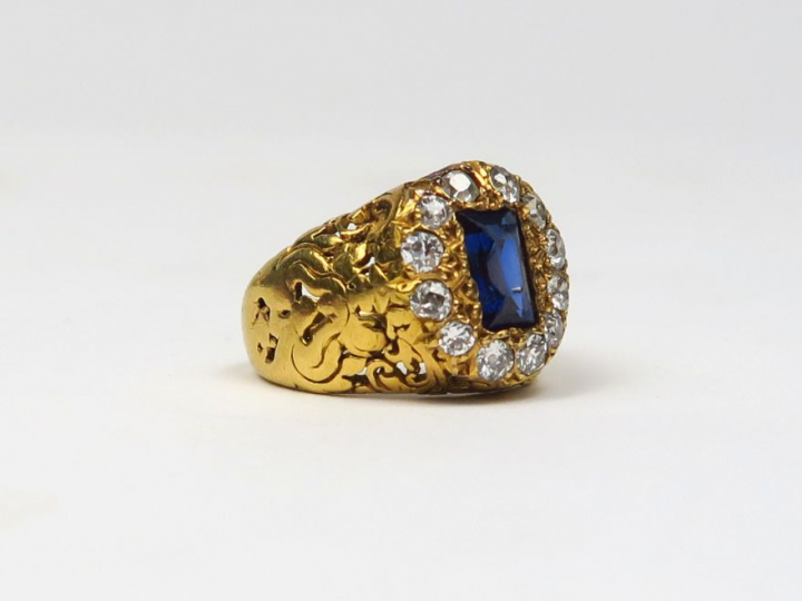 Bague en or jaune 14k, ornée d'un saphir entouré de douze petits diama