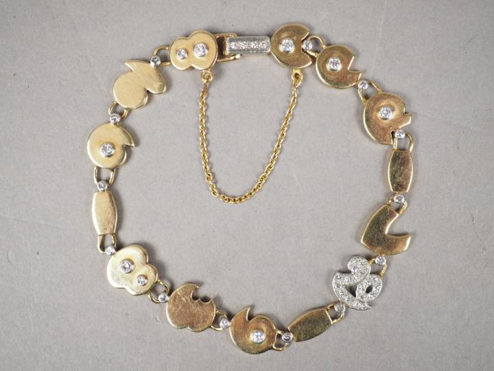 VERDURA.  Bracelet en or jaune 14k et diamants. Signé.   Poids tel. 26