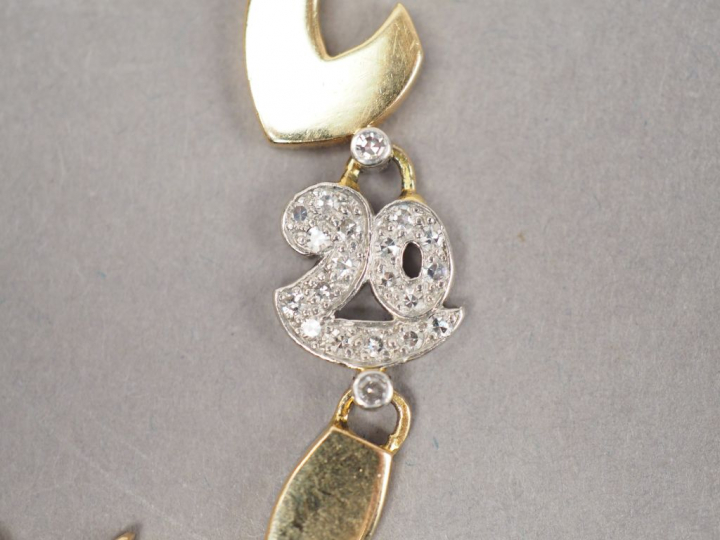 VERDURA.  Bracelet en or jaune 14k et diamants. Signé.   Poids tel. 26