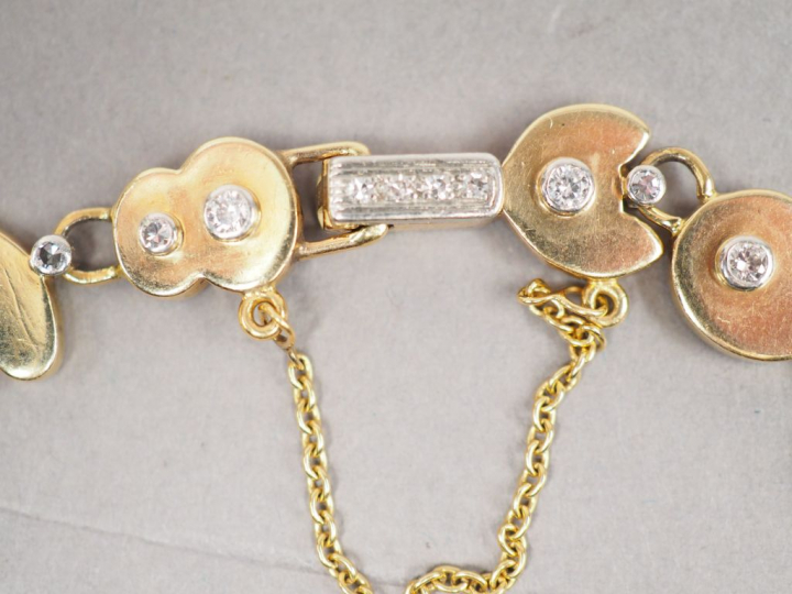 VERDURA.  Bracelet en or jaune 14k et diamants. Signé.   Poids tel. 26