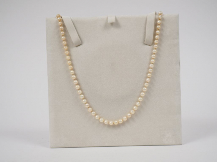 DINH VAN.  Collier de perles de culture, fermoir menottes en or jaune.