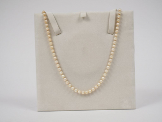 Vente aux enchères DINH VAN.  Collier de perles de culture, fermoir menottes en or jaune.