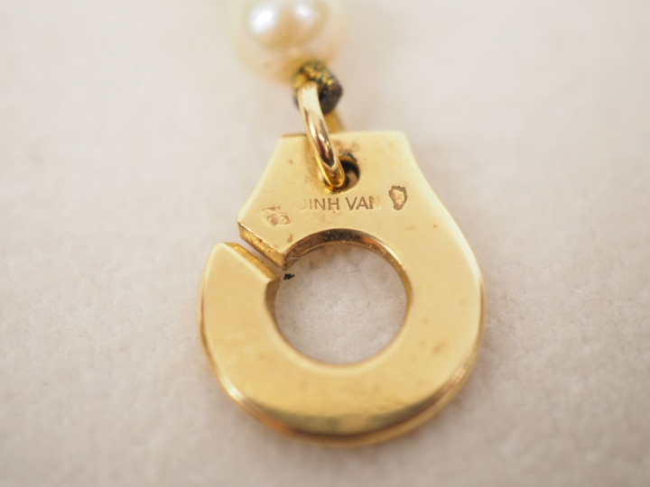 DINH VAN.  Collier de perles de culture, fermoir menottes en or jaune.