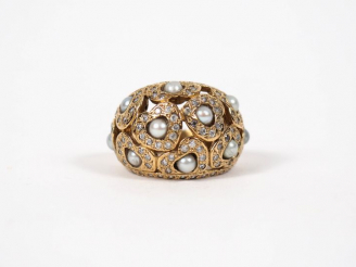 Vente aux enchères Bague dôme en or jaune, perles et pierres à l'imitation du diamant, à 