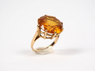 Vente aux enchères Bague en or jaune ornée d’une citrine. TDD. 50 1/2 Poids tel. 6,42 g