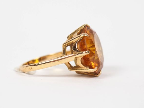 Bague en or jaune ornée d’une citrine. TDD. 50 1/2 Poids tel. 6,42 g