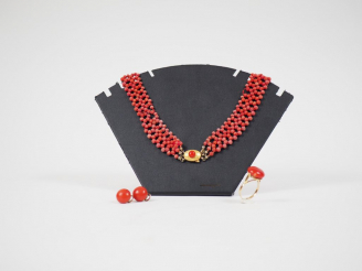 Vente aux enchères Parure en or jaune et perles de corail, comprenant :  - un collier dra