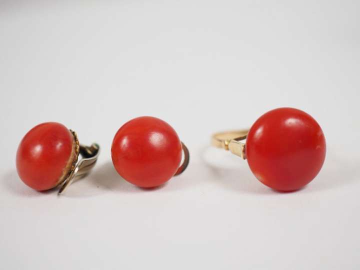 Parure en or jaune et perles de corail, comprenant :  - un collier dra