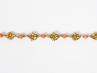 Vente aux enchères Bracelet en or jaune et perles de corail, à décor de fleurs.  Long. 14