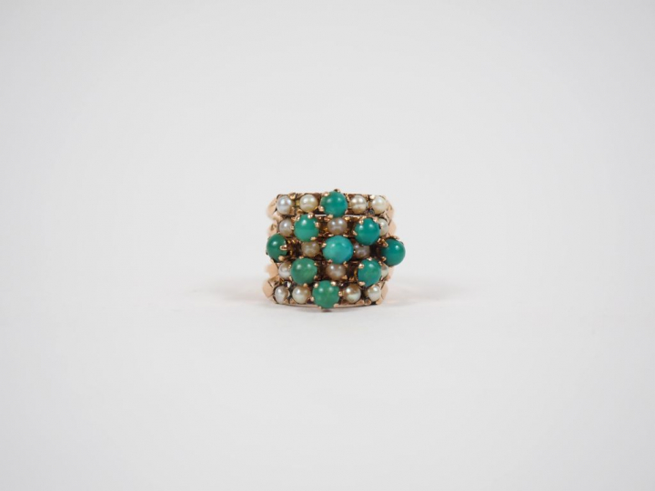 Bague cinq anneaux en or 9k, à décor de perles et turquoises en caboch