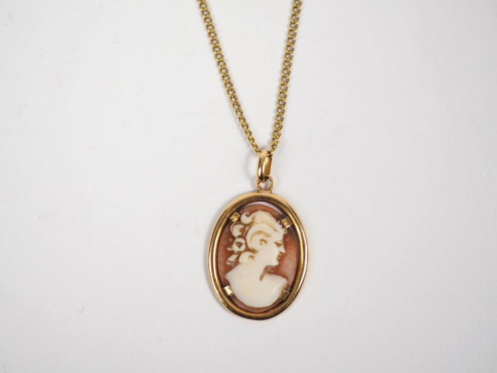 Pendentif et sa chaine en or jaune, orné d'un camée à décor de profil 