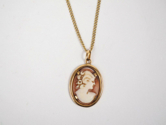 Vente aux enchères Pendentif et sa chaine en or jaune, orné d'un camée à décor de profil 