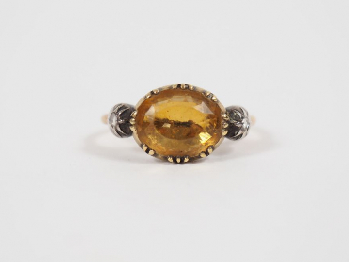 Bague en or jaune et argent, ornée en son centre d'une pierre jaune ép