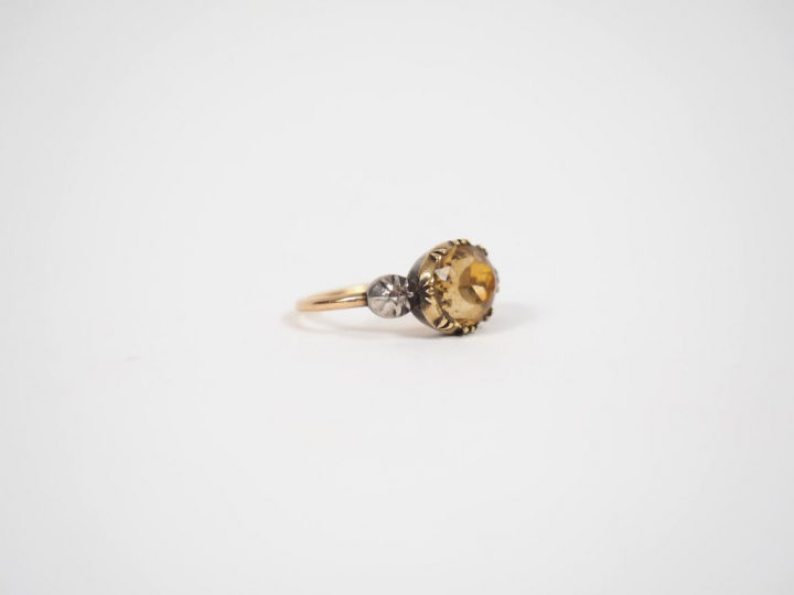 Bague en or jaune et argent, ornée en son centre d'une pierre jaune ép