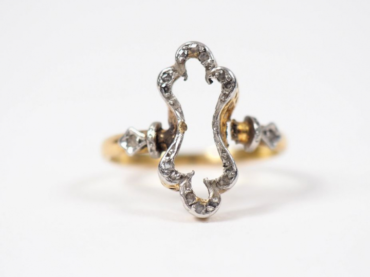 Bague en or jaune et éclats de diamants.  TDD. 52 Poids. 2,29 g (manqu