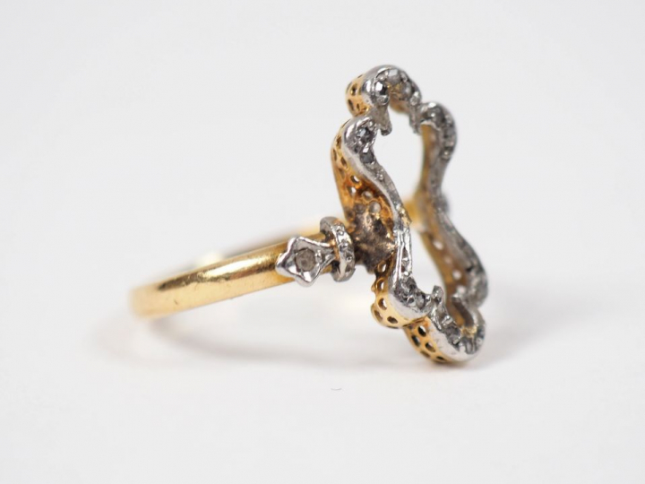 Bague en or jaune et éclats de diamants.  TDD. 52 Poids. 2,29 g (manqu