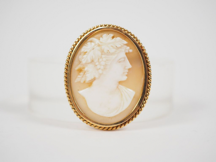 Camée monté en broche, à décor d'un jeune homme de profil.  Monture en