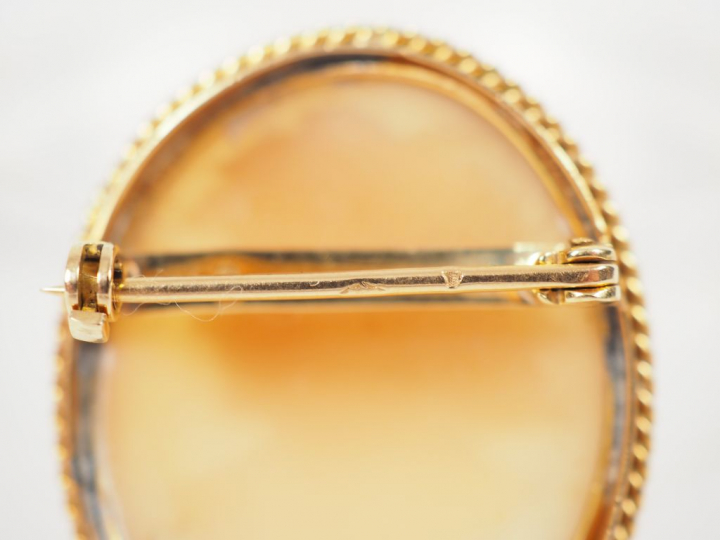 Camée monté en broche, à décor d'un jeune homme de profil.  Monture en