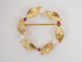 Vente aux enchères 	Broche en plaqué or, à décor de feuilles, ornée de trois perles et tr