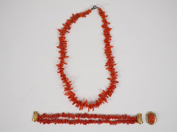 Collier en corail. On y joint un bracelet double rangs en corail, ferm