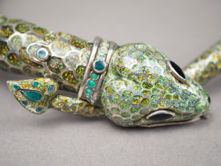 Collier en argent, émail et pierres vertes en forme de serpent.  Poids