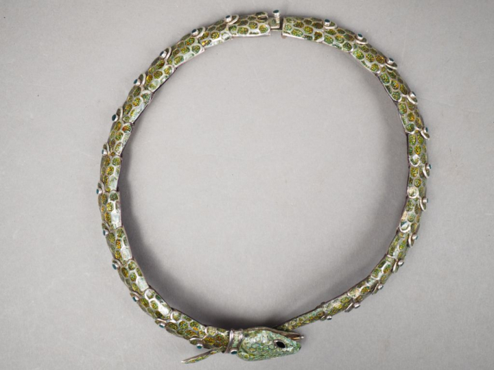 Collier en argent, émail et pierres vertes en forme de serpent.  Poids