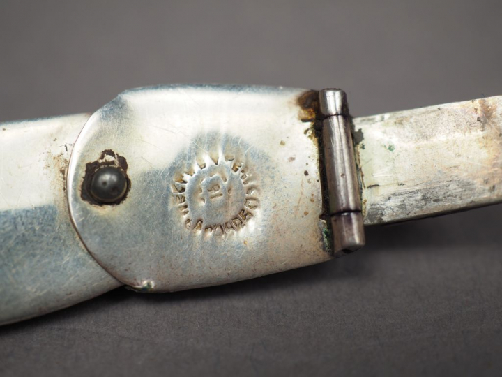 Collier en argent, émail et pierres vertes en forme de serpent.  Poids