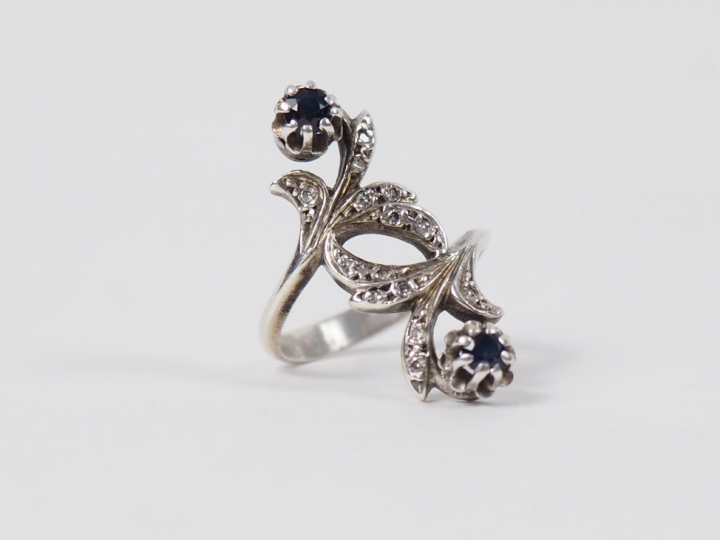 Bague en argent, orné de deux pierres de couleur et d'éclats de diaman