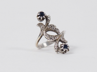 Vente aux enchères Bague en argent, orné de deux pierres de couleur et d'éclats de diaman