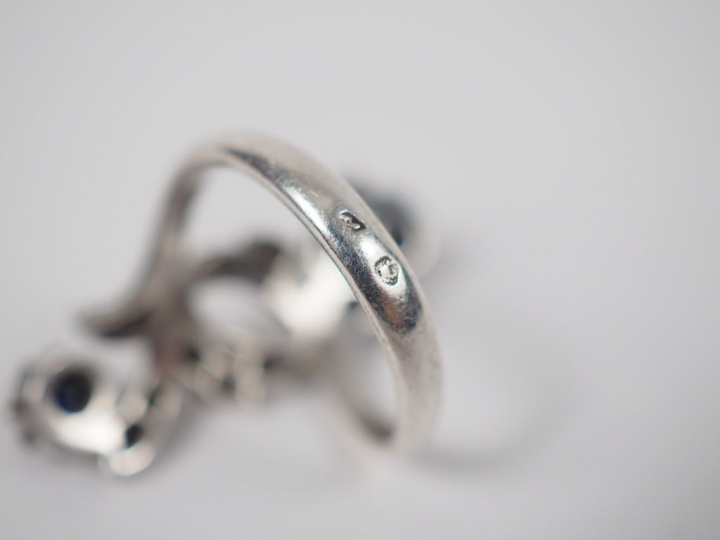 Bague en argent, orné de deux pierres de couleur et d'éclats de diaman