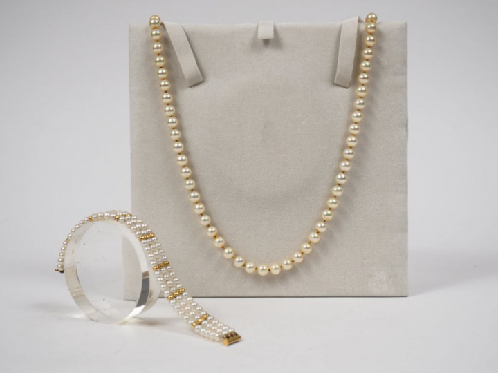 Collier de perles de culture.  On y joint un bracelet trois rangs de p