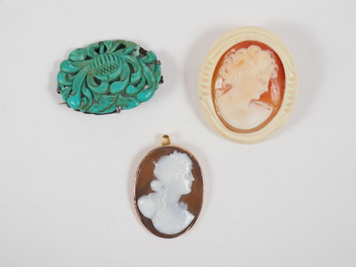 Deux différentes broches et un pendentif orné d'un caméen monture en m