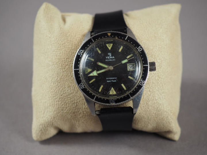 YEMA.  Montre automatic incabloc. Boitier acier.  660 Feet. (usures)