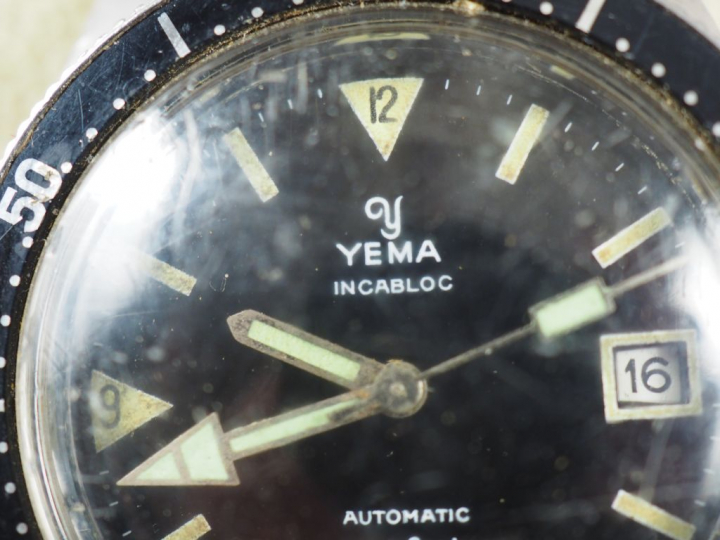 YEMA.  Montre automatic incabloc. Boitier acier.  660 Feet. (usures)