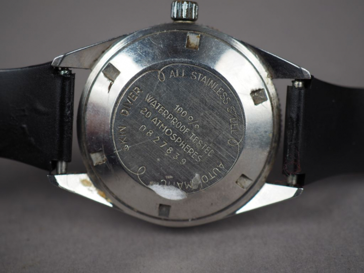 YEMA.  Montre automatic incabloc. Boitier acier.  660 Feet. (usures)