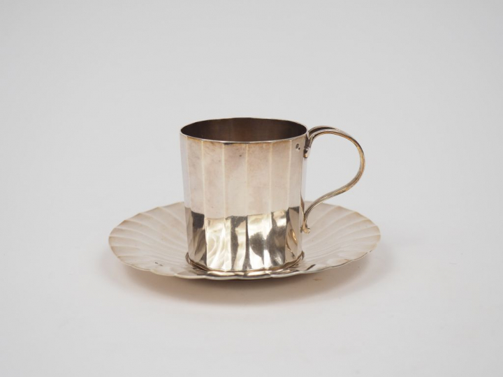 Tasse à facettes et sa sous-tasse XVIIIème en argent. M.O marqué uniqu