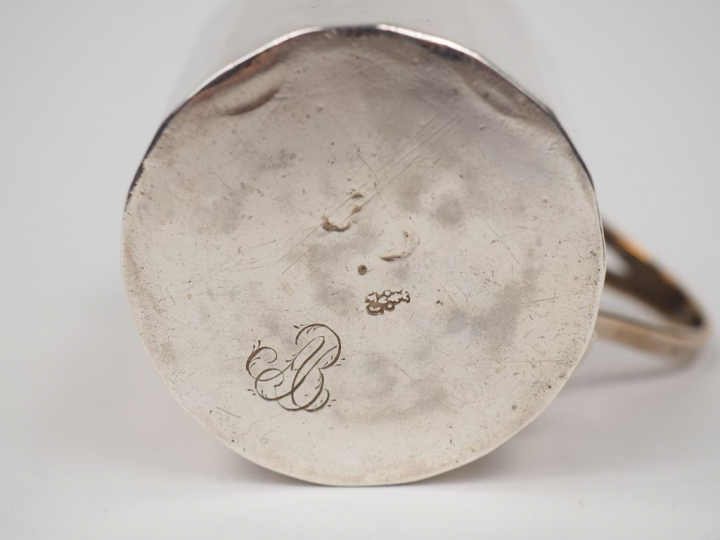 Tasse à facettes et sa sous-tasse XVIIIème en argent. M.O marqué uniqu