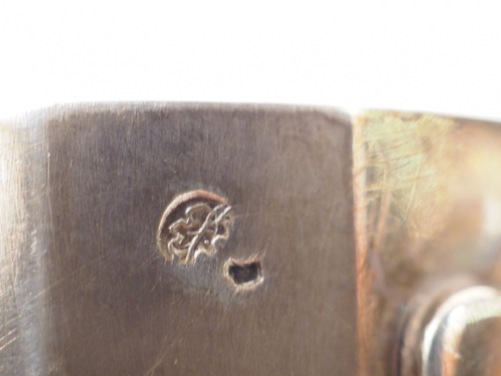 Tasse à facettes et sa sous-tasse XVIIIème en argent. M.O marqué uniqu