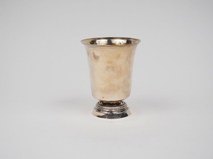 Timbale de forme tulipe XVIIIème en argent, piédouche à décor de godro