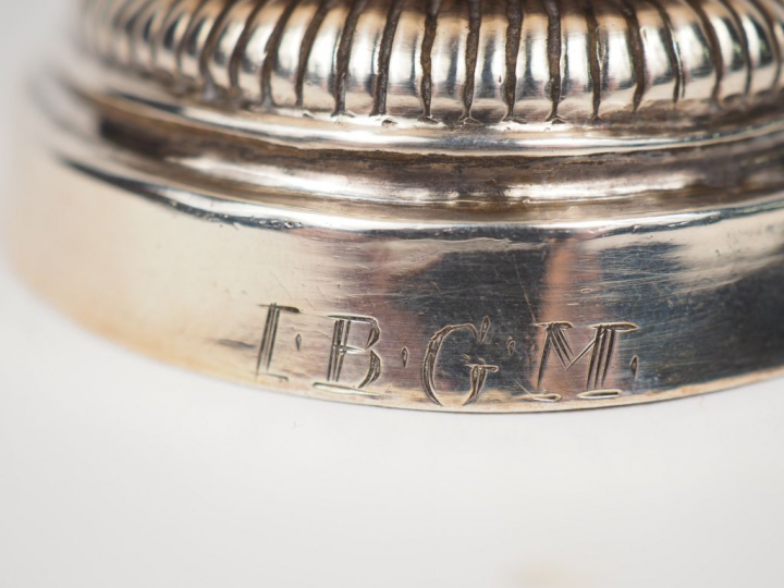 Timbale de forme tulipe XVIIIème en argent, piédouche à décor de godro