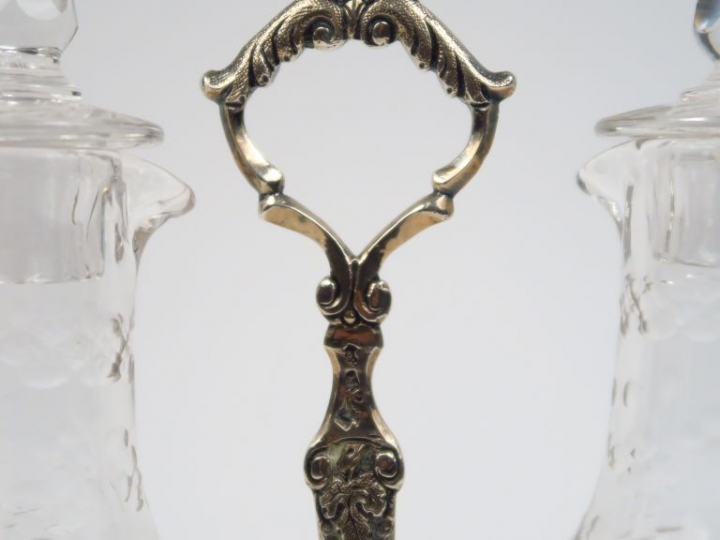 Porte huilier-vinaigrier XVIIIème en argent, à décor de guirlandes de 