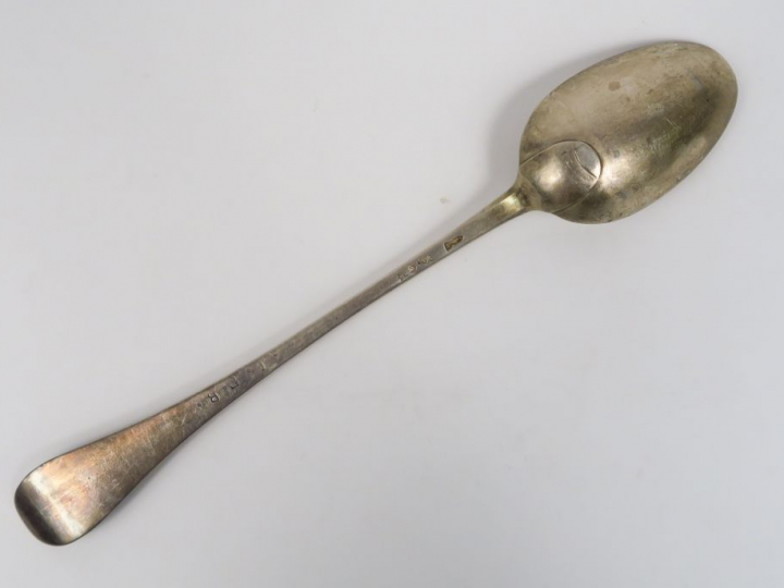 Cuillère à ragoût XVIIIème en argent.  Monogrammée.  Poids. 137 g